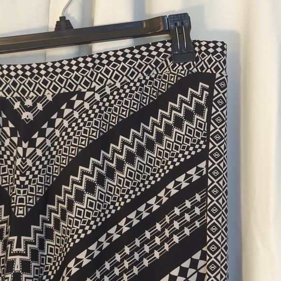 Chico's Skirt, Women's 4, Black And White With A Handkerchief Hem - Picture 1 of 7
